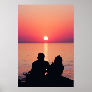 Par vid havet i solnedgång poster