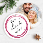 Par Vin Älskare, julkeramisk prydnadsföremål Julgransprydnad Keramik<br><div class="desc">Roligt vin älskare är julprydnader med ord "On Cloud Vin" i en modern handskriven manustypografi. Den här personligens prydnadsföremål går tillbaka till ditt mest minnesvärda foto av par eller besties och en anpassningsbar hälsning. Lustigt julklapp för nyfödda, mamma, flickvän eller bästa vän. Besök www.zazzle.com/dotellabelle om du vill se hur Victoria...</div>