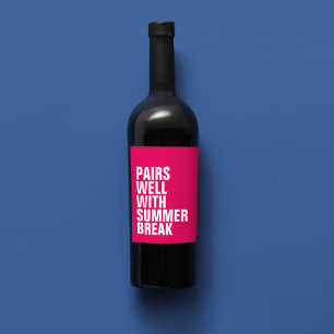 Para bra med sommarroligt rosa vinflaska etikett