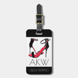 Para med högkladdade skor på svart med monogram bagagebricka