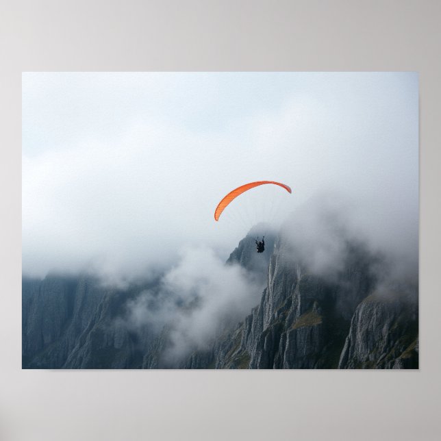 Paraglidare svävar över dimmig bergsklipp poster (Framsidan)