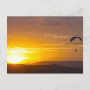 Paraglidering vid solnedgången vykort