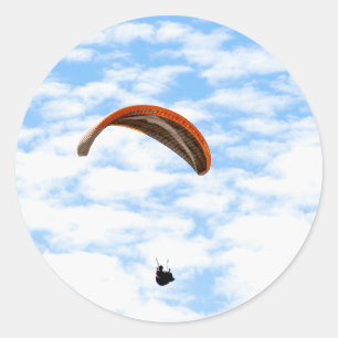 Paraglisering i molnen - Anpassade Stickers Runt Klistermärke