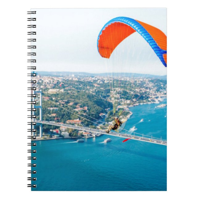 Paramotorpiloter flygande över Bosporen Anteckningsbok Med Spiral (Framsidan)