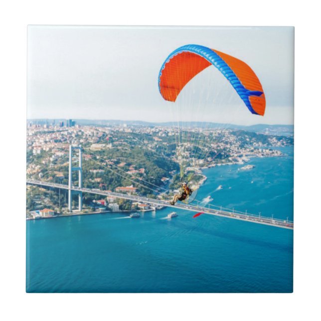 Paramotorpiloter som flyger över Bosporen Kakelplatta (Framsidan)