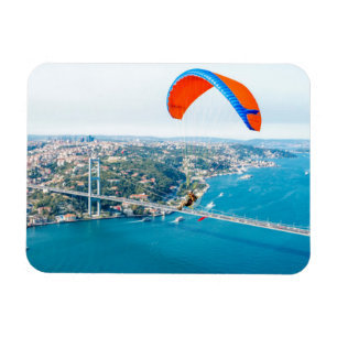 Paramotorpiloter som flyger över Bosporen Magnet