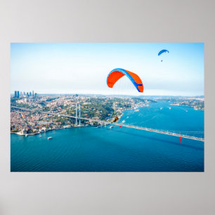 Paramotorpiloter som flyger över Bosporen Poster