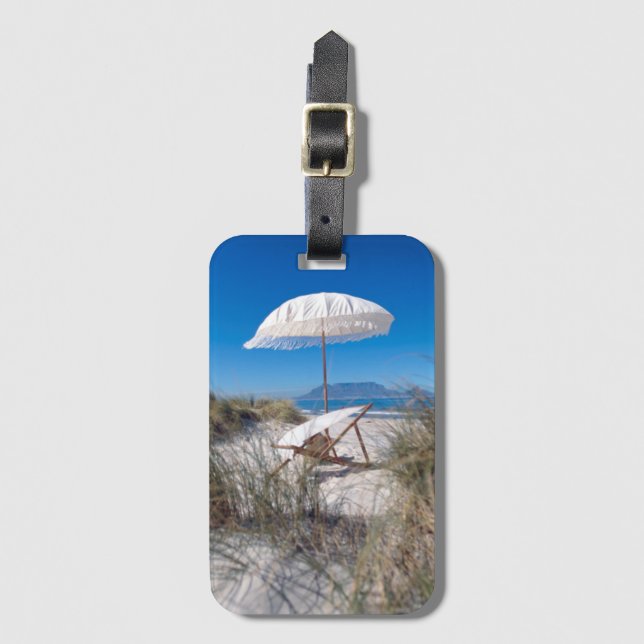 Paraply och stol på strand bagagebricka (Framsida vertikal)