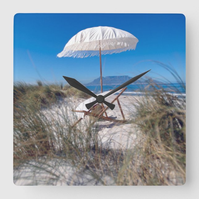 Paraply och stol på strand fyrkantig klocka (Framsida)