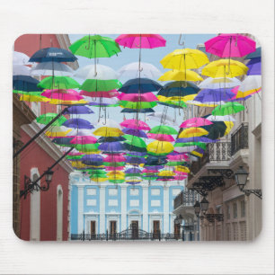 Paraplyer över San Juan Streets och Mansion Musmatta