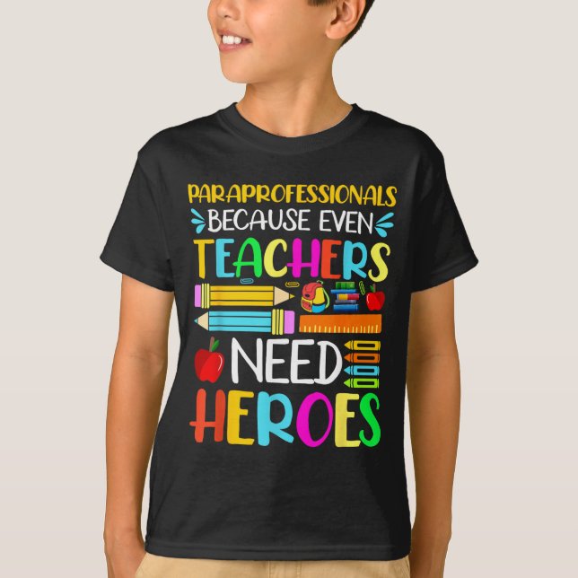 Paraprofessionella Eftersom Även Lärare Behöver T Shirt (Framsida)
