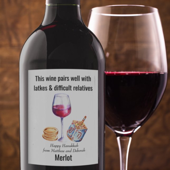 Parar bra med Latkes Hanukkah Funny Gift Vin Vinflaska Etikett (Skapare uppladdad)