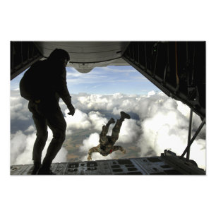 Pararescuemen hopp ut baksidaen av A. c. - 130 Fototryck