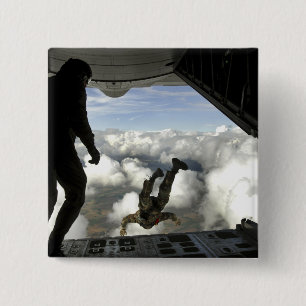 Pararescuemen hopp ut baksidaen av A. c. - 130 Knapp