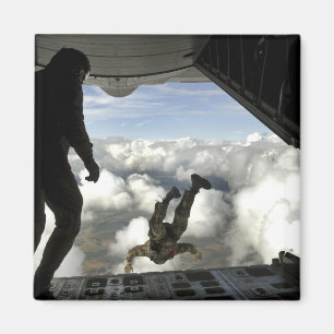 Pararescuemen hopp ut baksidaen av A. c. - 130 Magnet