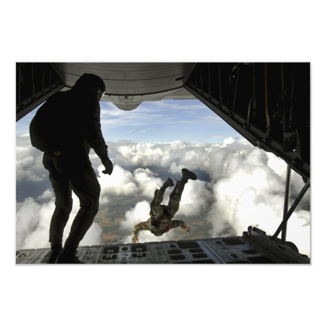 Pararescuemen hoppar ut från baksidan av C-130 Fototryck (Framsidan)