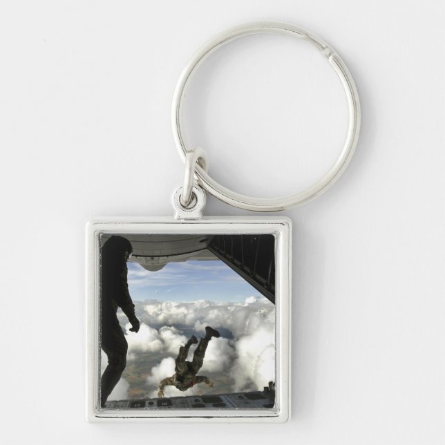 Pararescuemen hoppar ut från baksidan av C-130 Fyrkantig Silverfärgad Nyckelring (Framsidan)
