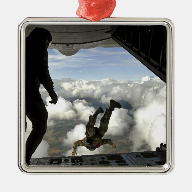 Pararescuemen hoppar ut från baksidan av C-130 Julgransprydnad Metall (Framsidan)