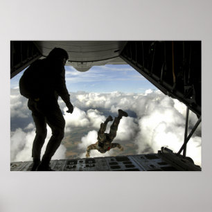 Pararescuemen hoppar ut från baksidan av C-130 Poster