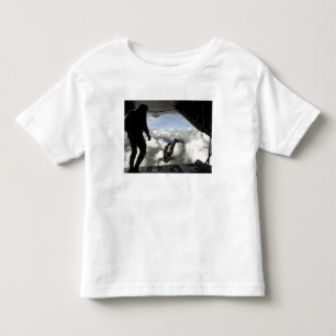 Pararescuemen hoppar ut från baksidan av C-130 Tee Shirt