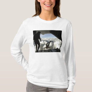 Pararescuemen hoppar ut från baksidan av C-130 Tee Shirt