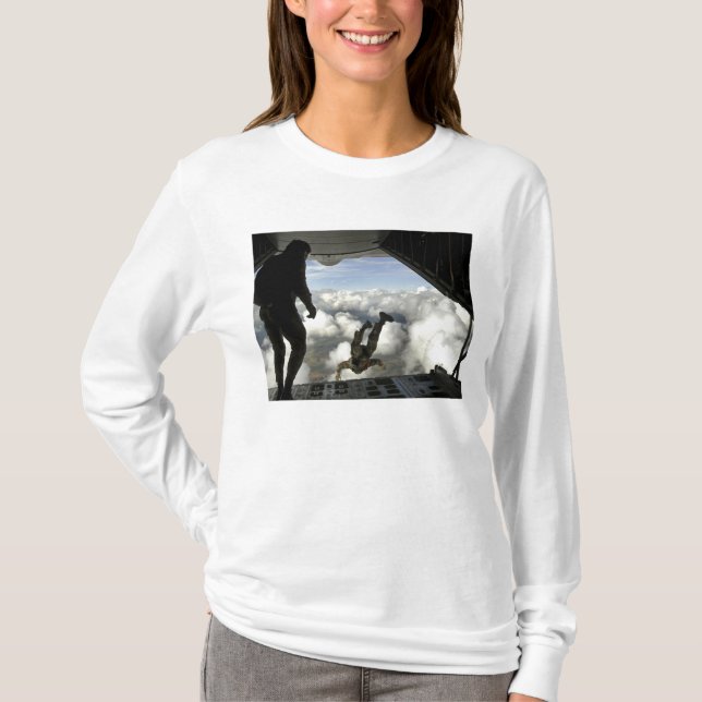 Pararescuemen hoppar ut från baksidan av C-130 Tee Shirt (Framsida)