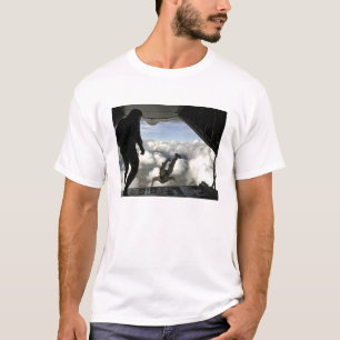 Pararescuemen hoppar ut från baksidan av C-130 Tee Shirt