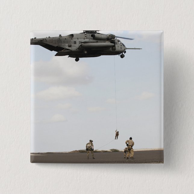 Pararescuemen i luft-styrkan genomför stridsarrang knapp (Framsida)