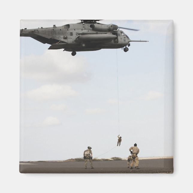 Pararescuemen i luft-styrkan genomför stridsarrang magnet (Framsidan)