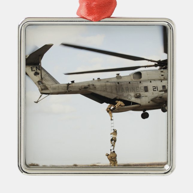 Pararescuemen i luft-styrkan genomför stridsåtgärd julgransprydnad metall (Framsidan)