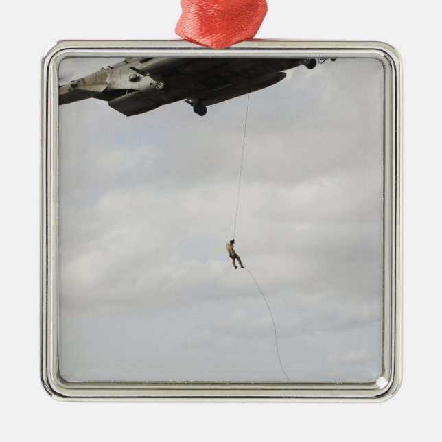 Pararescuemen i luft-styrkan genomför stridsåtgärd julgransprydnad metall (Framsidan)