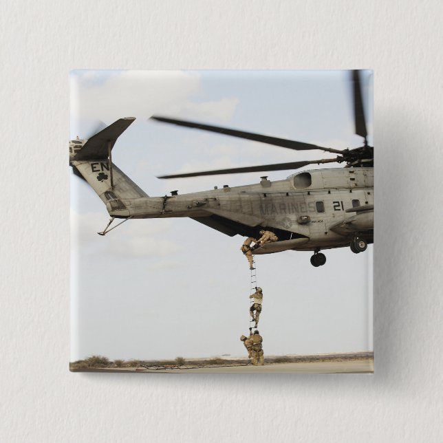 Pararescuemen i luft-styrkan genomför stridsåtgärd knapp (Framsida)