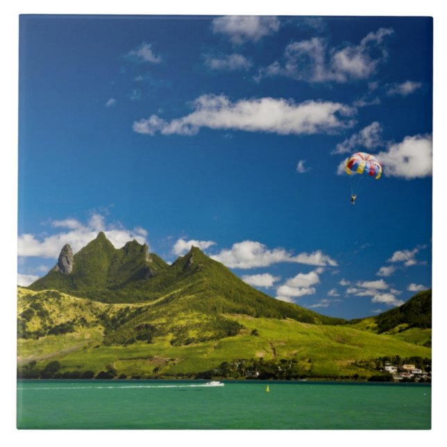 Parasailing i sikte av imponerande Lejonet Kakelplatta (Framsidan)