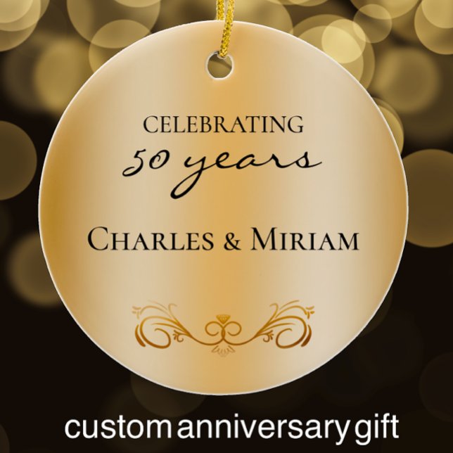 Paret namn Foto 50-årsjubileumsgeschenk Julgransprydnad Keramik (Add couples names and photo for a personalized anniversary gift. A golden ornament keepsake.
)