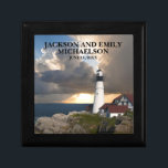 Parets Namn Bröllop Date Lighthouse Sunset Minnesask<br><div class="desc">Den vackra porlandshuset,  Maine-presentlådan,  personligen för det nylånade paret,  har namn och bröllop-datum på framsidan.</div>