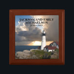 Parets Namn Bröllop Date Lighthouse Sunset Minnesask<br><div class="desc">Den vackra porlandshuset,  Maine-presentlådan,  personligen för det nylånade paret,  har namn och bröllop-datum på framsidan. Välj storlek och färg.</div>