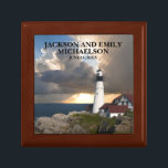 Parets Namn Bröllop Date Lighthouse Sunset Minnesask<br><div class="desc">Den vackra porlandshuset,  Maine-presentlådan,  personligen för det nylånade paret,  har namn och bröllop-datum på framsidan. Välj storlek och färg.</div>