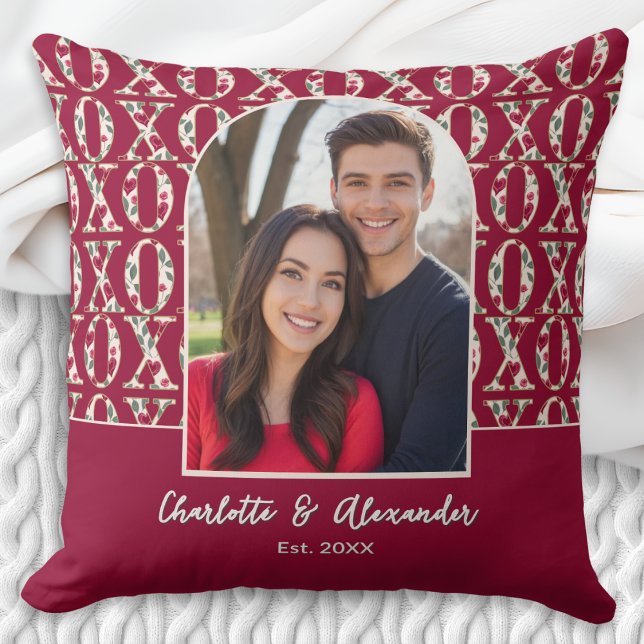 Parfoto Båg XOXO Mönstrad Personlig Kudde (A personalized red throw pillow with custom couple photo in an arch frame, with names and est. date)