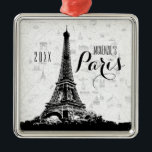Paris Eiffel Torn Lägg till ditt namn Julgransprydnad Metall<br><div class="desc">Den här dekorationen innehåller en bild av Eiffel Torn tillsammans med text som du kan anpassa med ditt namn och året.</div>