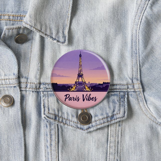 Paris Vibes Travel Pin – Romantic Eiffel Tower  Knapp (In Situ)