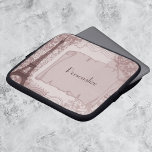 Parisisk Rosa Laptop sleeve<br><div class="desc">Skydda din bärbara dator medan du är på resande fot med den här spännande sleeven som har ett parisskt tema som är förankrat med porto och scrollsar och avslutat av med Eiffel Torn i rosa. Med anpassadets text kan du ändra typsnitt, ändra färg och storlek efter behov. Anpassa dig själv...</div>