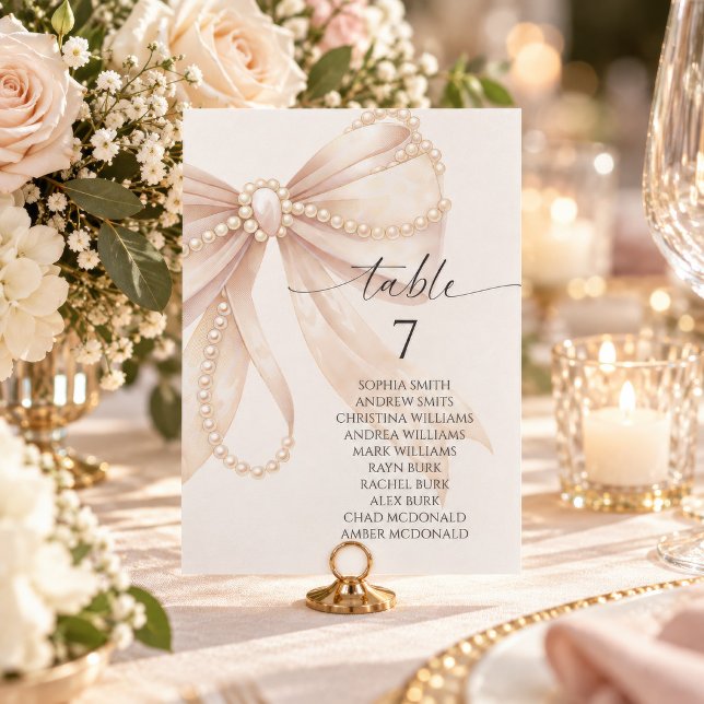 Pärla och Bow bord nummer sittplatskarta Inbjudningar ("Table 7" seating card with pearl and blush bow design, guest names listed)
