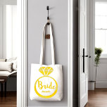 Pärlande diamant ring av anpassningsbar bricka tygkasse<br><div class="desc">Bride Tote Bag, perfektens medhjälpare till alla bachelorette-fester. Denna snyggt och praktiska väska är designade för att tillgodose den blivande bridrets behov och ge henne gott om utrymme för att bära alla hennes grundläggande saker inför den stora natten ut. Den här väskan är gjord av material av hög kvalitet och...</div>