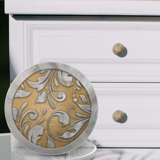 Pärlemorornering på pastellguld knopp (Skapare uppladdad)