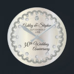 Pärlor och diamanter 30-års bröllopsjubileum rund klocka<br><div class="desc">Luksuriös elegans inramar denna design för 30-års bröllopsdag i en unik, scalloperad diamantform med en central tårformad diamant och pärlaccent i stället för siffror och påhittade gnistrande detaljer på en vit guldtonad gradient. Observera att alla dekorationer är tryckta och endast är gjorda för att se så verkliga ut som möjligt...</div>
