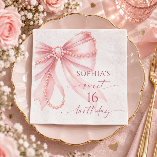 Pärlrosa rosett Sweet 16 födelsedagsfest Pappersservett (Pearl Pink Bow Sweet 16 birthday napkin styled on a pink plate with fresh strawberries)