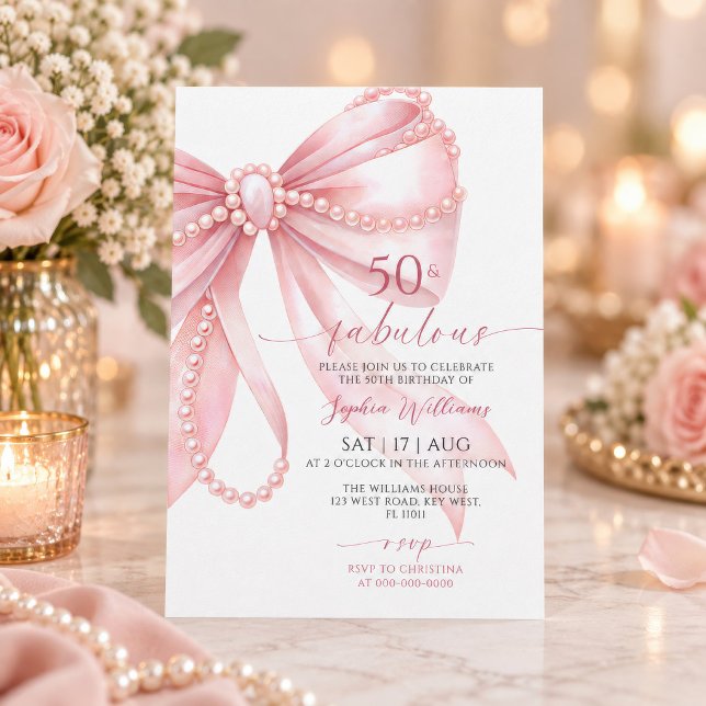 Pärlrosa slinga 50 & Fantastisk födelsedag Inbjudningar ("50 & Fabulous" 50th birthday invitation with pink pearl bow design, personalized)