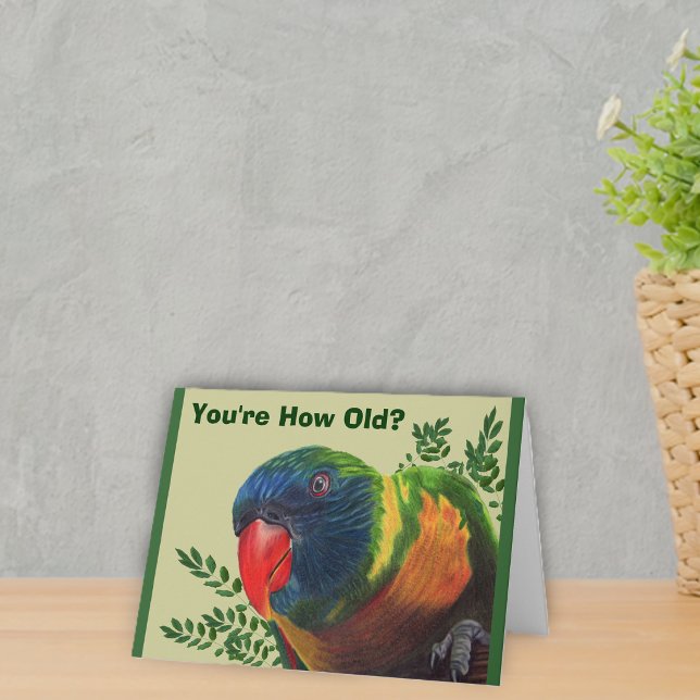 Parrot Birthday-kort Kort (Bright colourful macaw parrot in green leaves on green Birthday greeting card.)