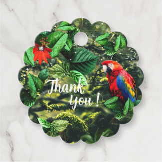 Parrot scarlet macaw i djungel med blommor gåvor etiketter