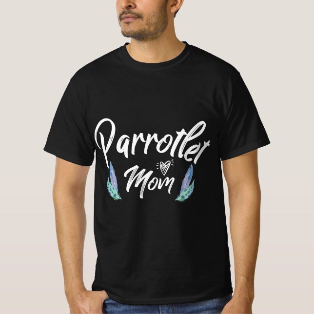 Parrotlet Mom With Parrot Feathers  T Shirt (Framsida)